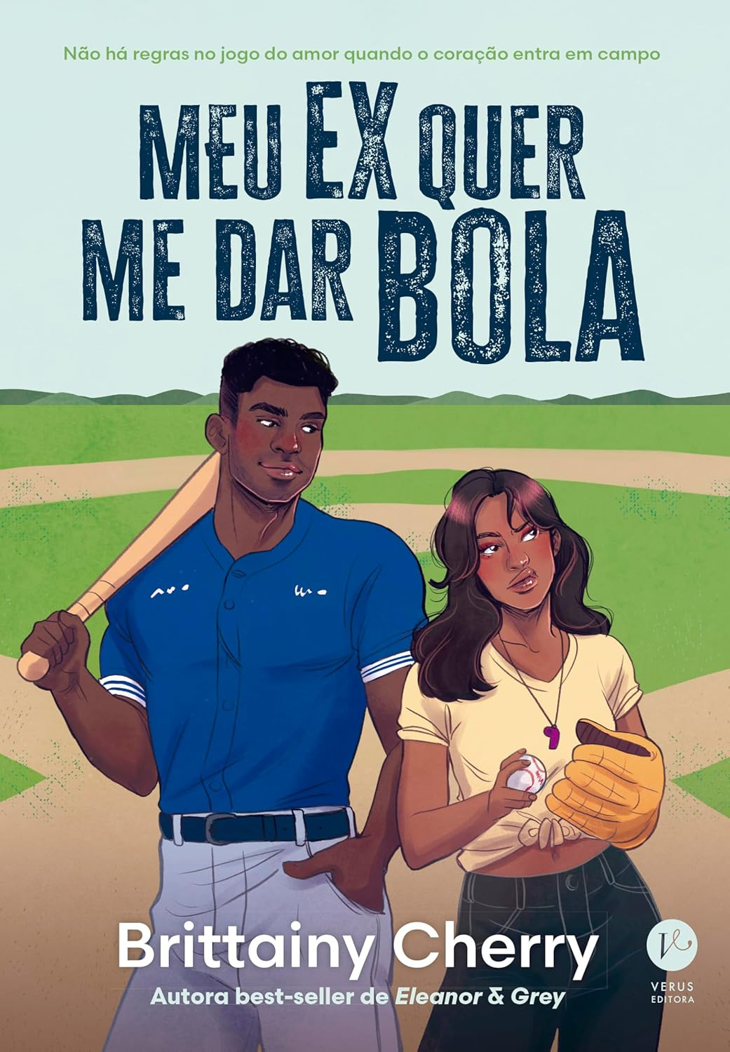 Mulher e homem jogando beisebol