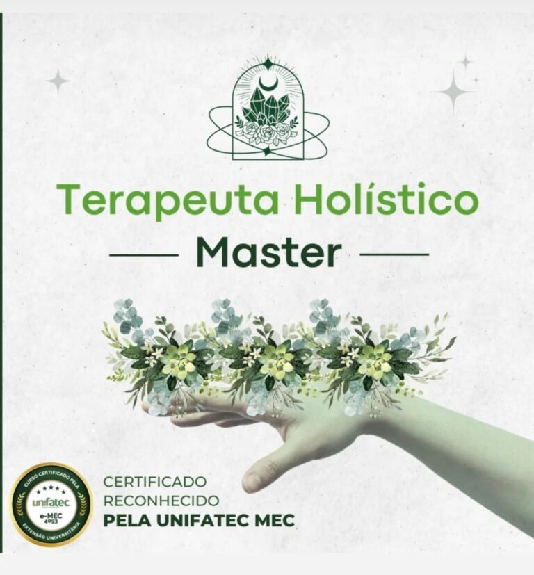Terapeuta Holístico Master segurando certificado UNIFATEC em ambiente de home office com elementos de terapias integrativas.