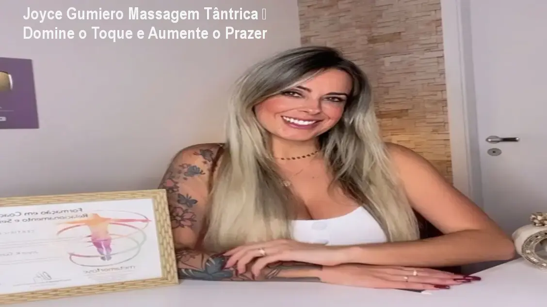 Homem aprendendo massagem tântrica feminina com vídeo prático do curso de Joyce Gumiero