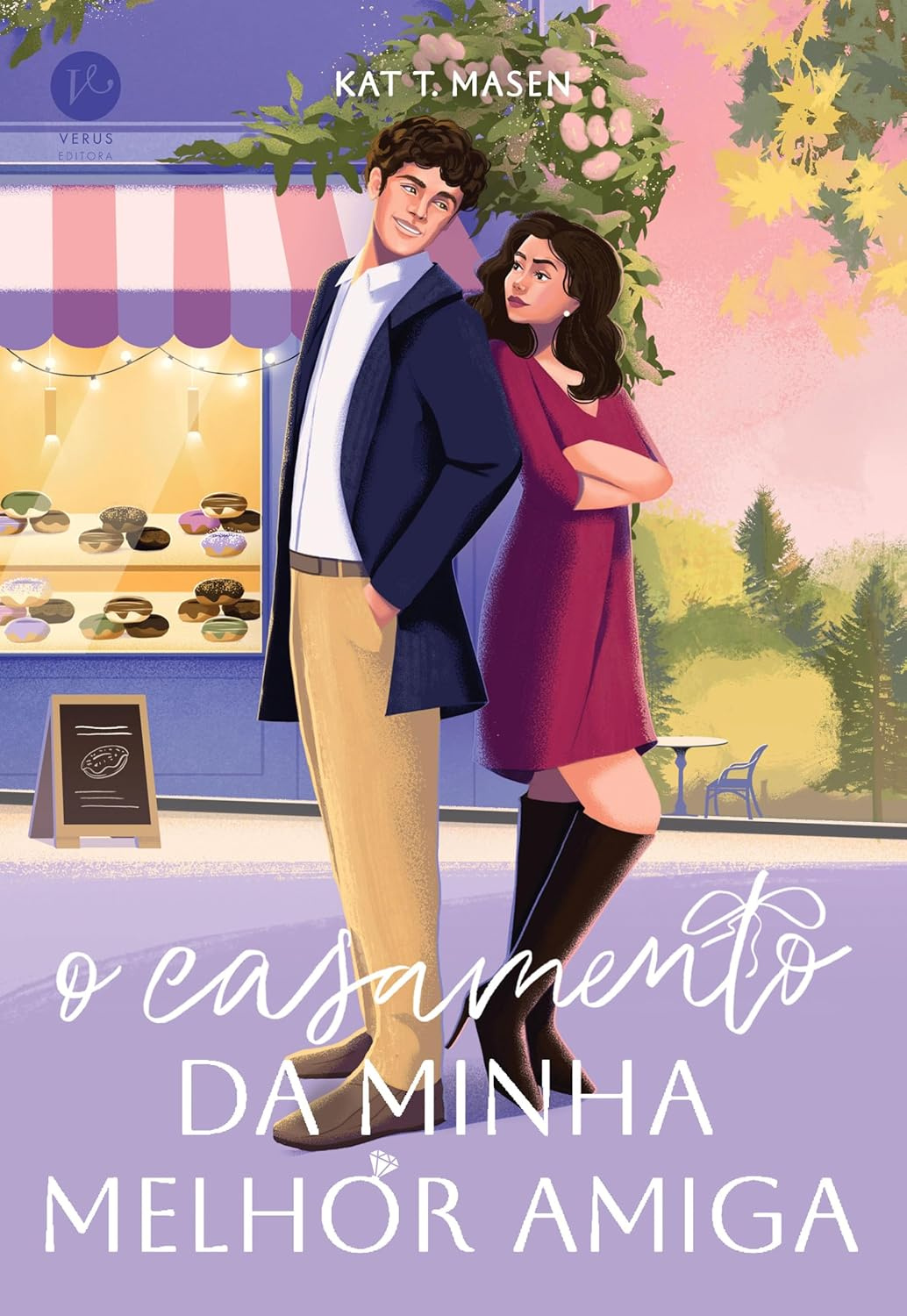 Cafeteria em cidade pequena com casal ao fundo