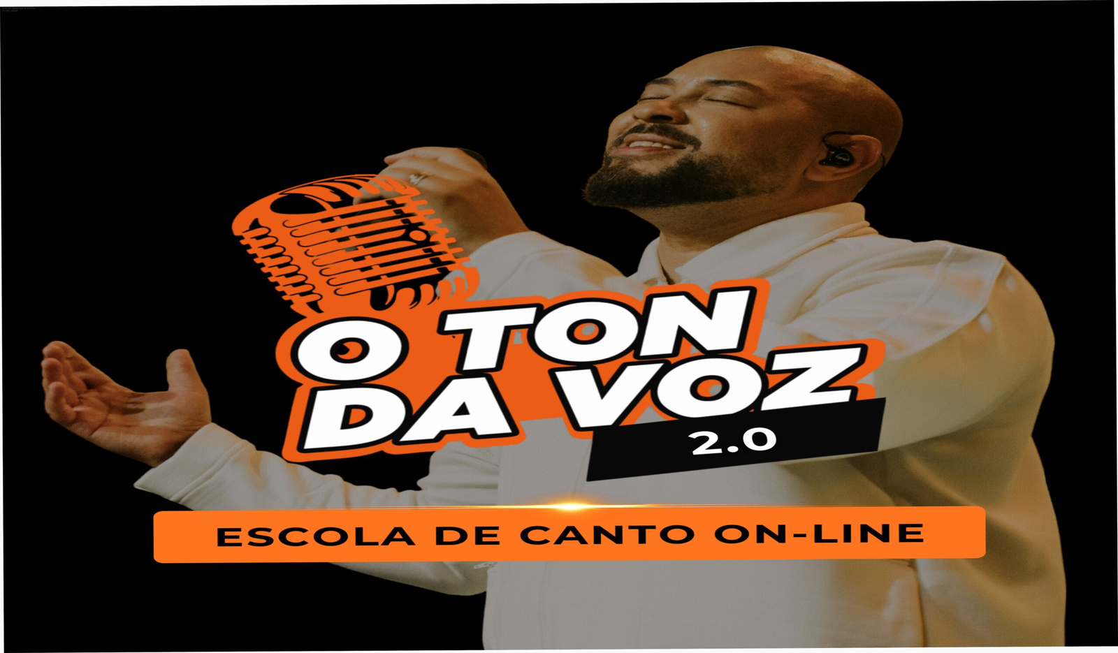 Banner do curso Ton da Voz by Ton Carfi mostrando cantores desenvolvendo técnicas vocais