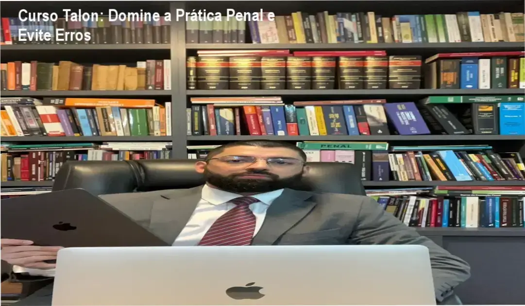 Imagem promocional do Curso Talon mostrando advogado estudando prática penal