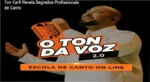 Ton Carfi ensinando técnicas vocais profissionais em estúdio
