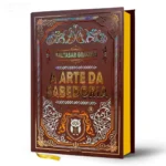Capa dura da edição de luxo do livro A Arte da Sabedoria de Baltasar Gracián com hot stamping e fitilho