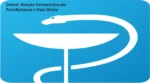 Farmacêutico realizando análise clínica de prescrição de psicofármacos em ambiente profissional