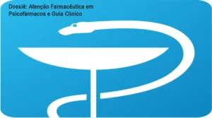 Farmacêutico realizando análise clínica de prescrição de psicofármacos em ambiente profissional