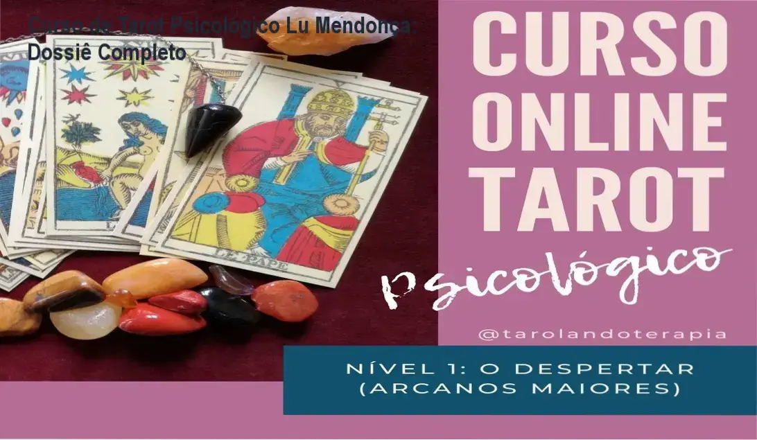 Estudo de cartas de Tarot de Marselha sobre mesa de madeira simbolizando a abordagem terapêutica e psicológica