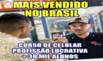 Profissional realizando reparo avançado em placa de smartphone utilizando microscópio e ferramentas de precisão