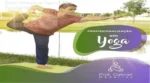 Instrutor praticando yoga em ambiente sereno com elementos de meditação ao fundo