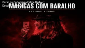 Mágico Felipe Barbieri demonstrando técnica de cartomagia com baralho profissional