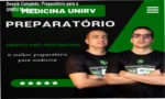 Estudante utilizando plataforma digital para estudar para o vestibular de Medicina da UNIRV
