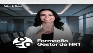 Profissional de SST analisando documentos de PGR e PCMSO para gestão de riscos psicossociais