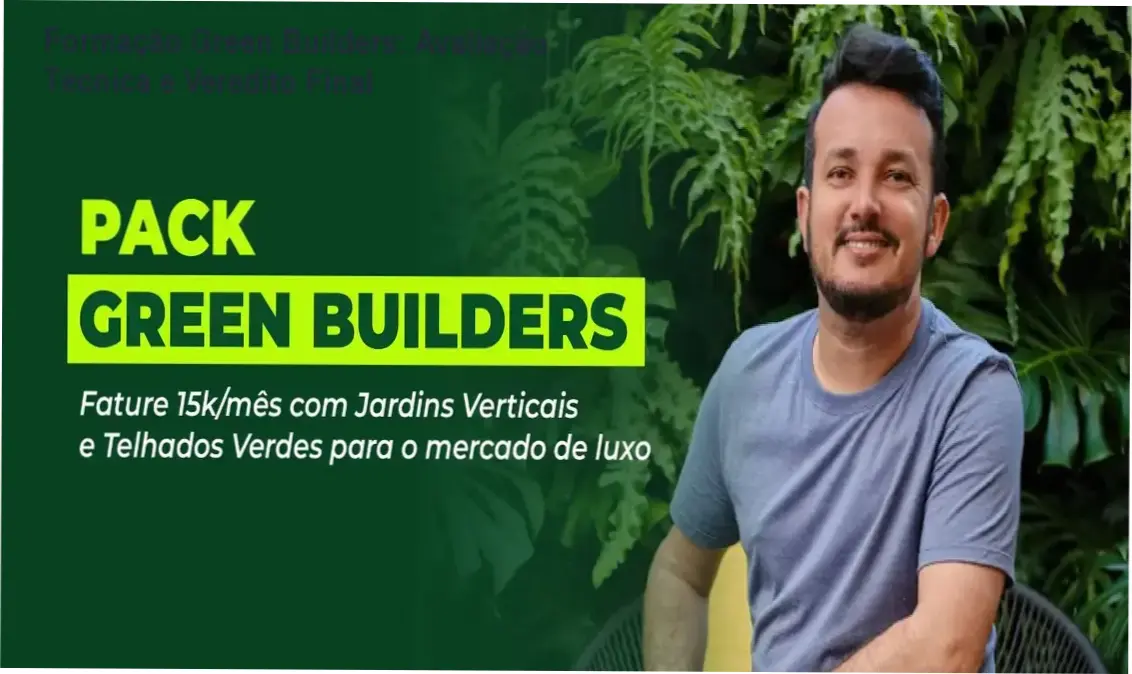 Especialista instalando sistema modular de jardim vertical da Formação Green Builders