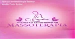 Profissional aplicando técnicas de massoterapia da Formação WebHoje