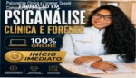 Profissional estudando psicanálise clínica e forense em ambiente digital com foco em supervisão de casos