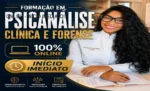 Imagem ilustrando aluno estudando psicanálise online com apostilas e videoaulas na tela de computador
