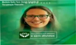 Mulher sorrindo com planejamento financeiro e calculadora, simbolizando organização e liberdade econômica.