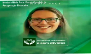 Mulher sorrindo com planejamento financeiro e calculadora, simbolizando organização e liberdade econômica.