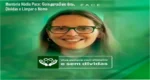 Mulher organizada analisando planilhas financeiras para sair do endividamento