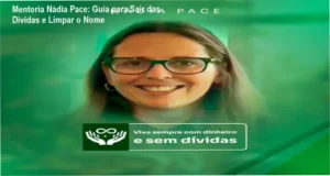 Mulher organizada analisando planilhas financeiras para sair do endividamento