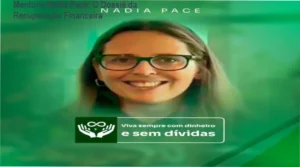 Mulher organizada analisando planilhas financeiras para recuperação de crédito