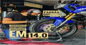 Profissional realizando o detalhamento estético de uma motocicleta utilizando técnicas de limpeza artesanal.