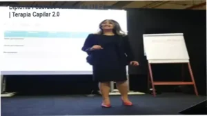 Profissional de beleza celebrando diploma federado de terapeuta capilar com reconhecimento internacional