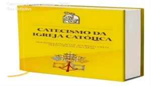 Livro Catecismo da Igreja Católica edição capa dura luxo da CNBB aberto em mesa de estudos