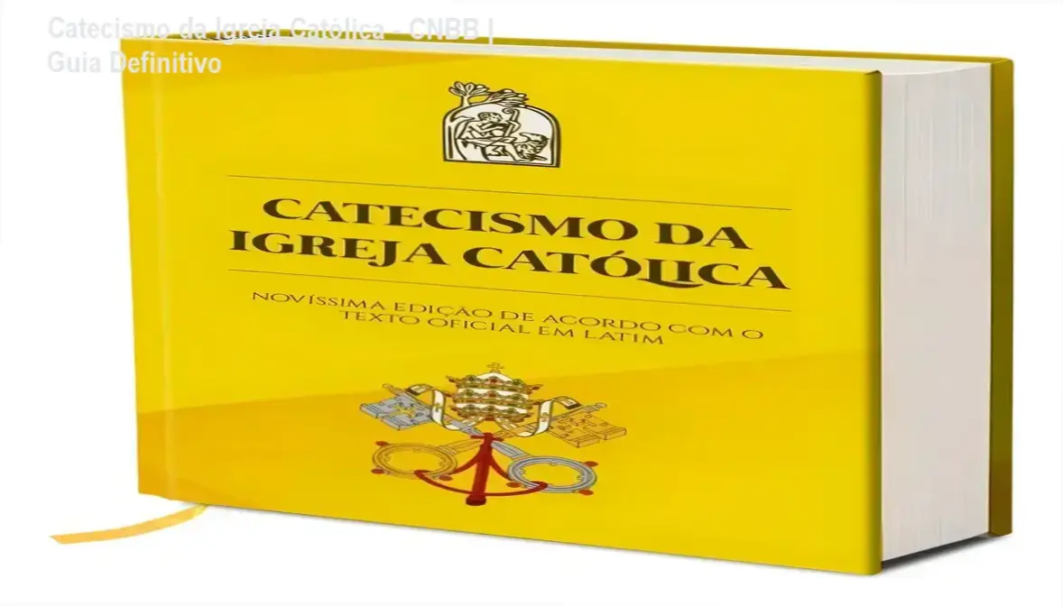Livro Catecismo da Igreja Católica edição capa dura luxo da CNBB aberto em mesa de estudos