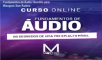 Operador de som ajustando mesa de áudio profissional para mixagem limpa