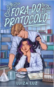 Capa do ebook Fora do Protocolo de Luiza Luz com estética de Dark Academia em Harvard