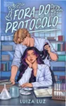 Capa do ebook Fora do Protocolo de Luiza Luz com estética de Dark Academia em Harvard