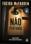Capa do livro Não Perturbe de Freida McFadden, suspense psicológico ambientado no Hotel Baxter